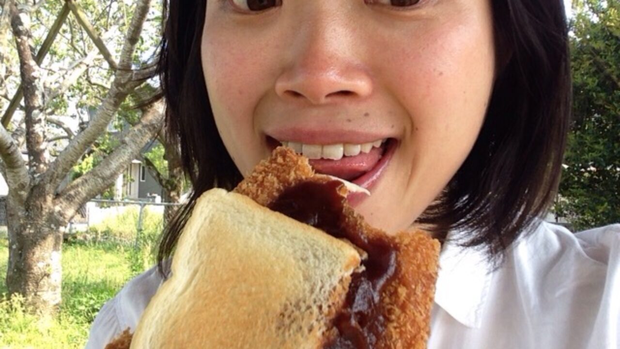 チャンポンハウスたつや]がつくる、掌よりも大きなカツサンド-新富町