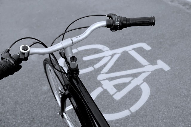 bicycle-path-830216_640