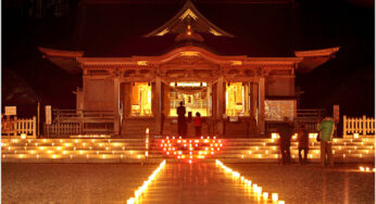 都農神社が一夜限りで幻想的にライトアップ － キャンドルナイト in つの