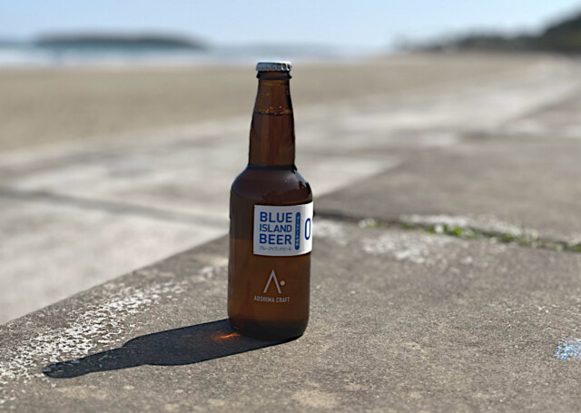 青島を背景にボトル