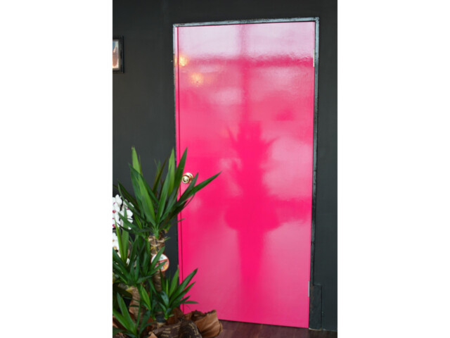 ピンク色のドア