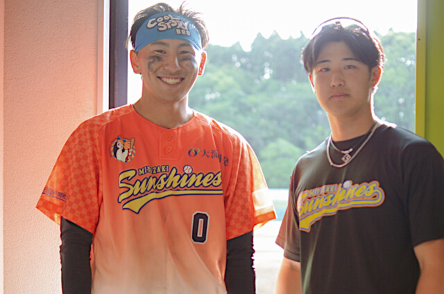 糟谷颯選手(左)と山科颯太郎投手(右)