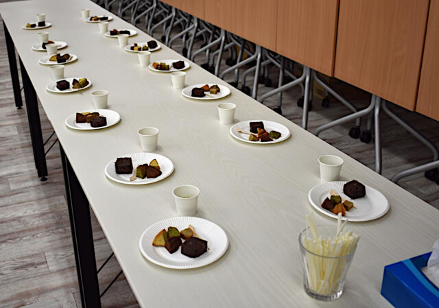 試食用の皿が並ぶテーブル