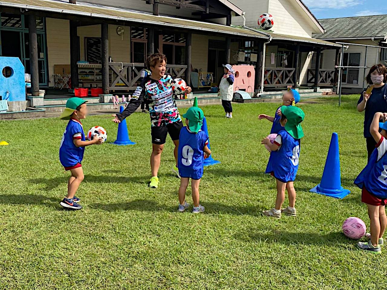 子どもたちにサッカーを教える「キッズ巡回指導員」の活動