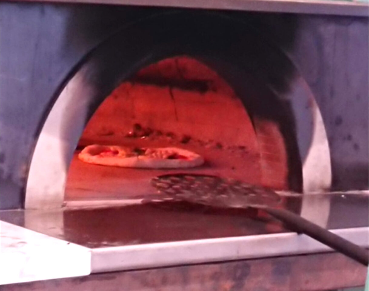 ピザ釜で焼かれるピザ
