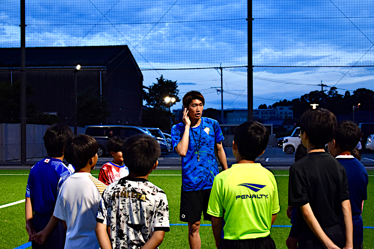 西岡さんの話を聞く子ども達