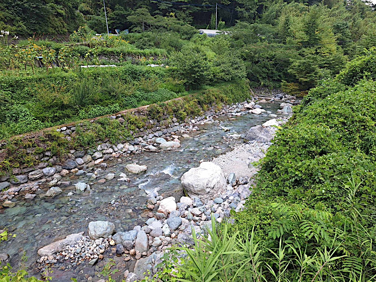 工場近くを流れる川