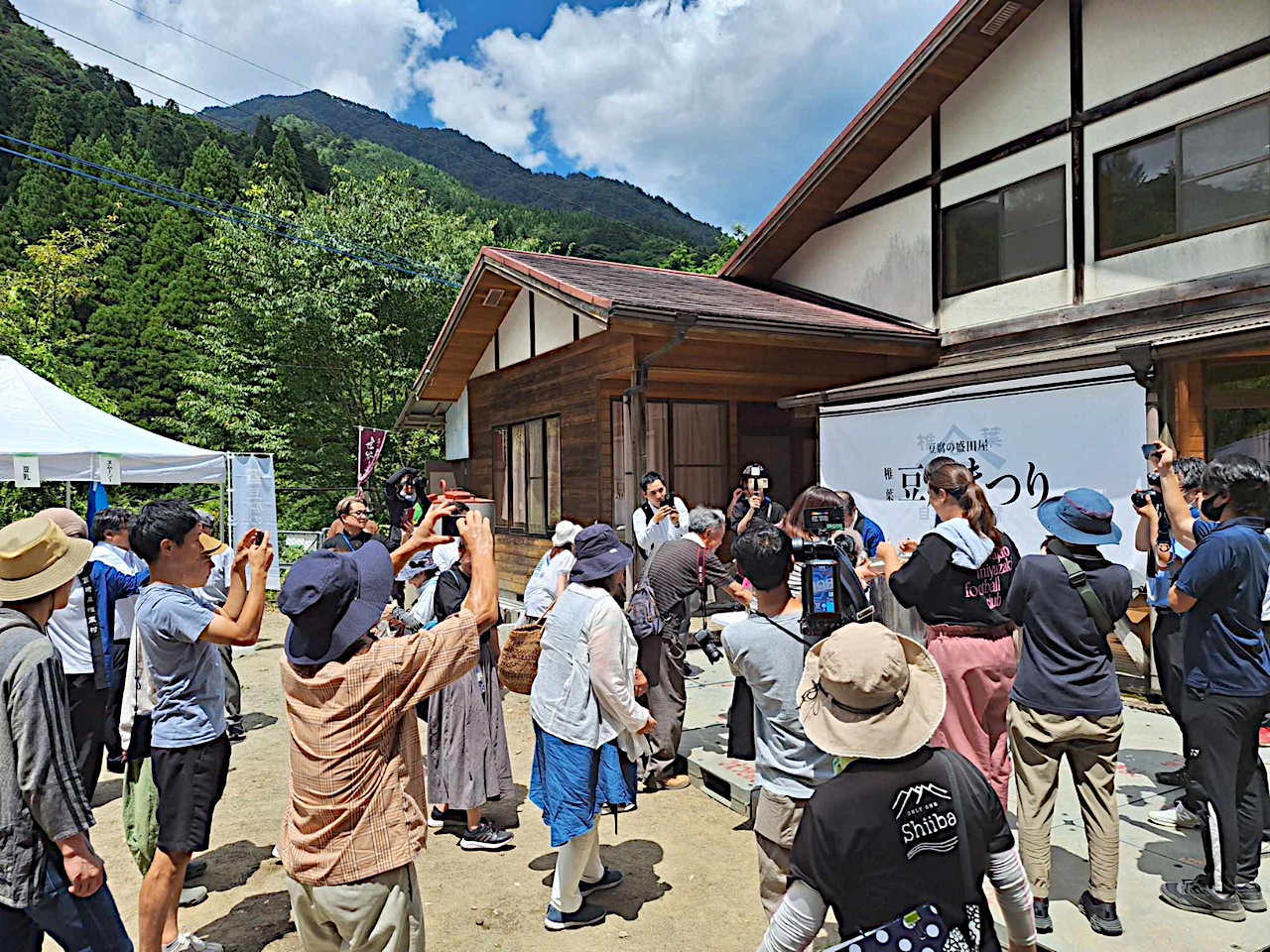 豆腐まつりに集まった村人達