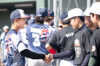 握手する両チームの選手