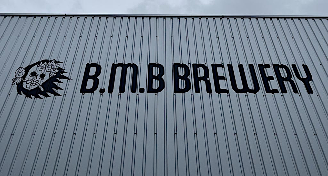 新工場の壁に描かれたB.M.B BREWERYロゴ