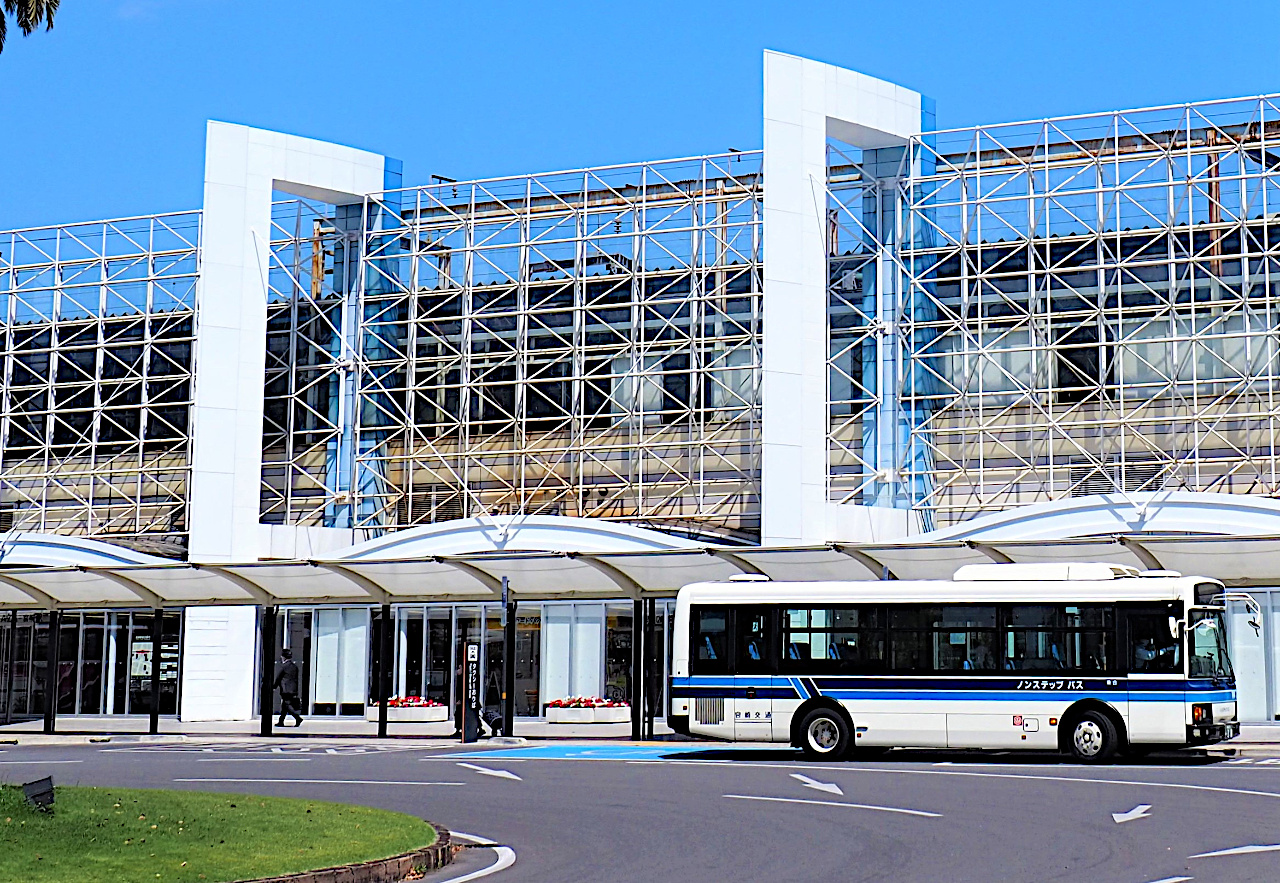 宮崎駅前に停車する宮交バス