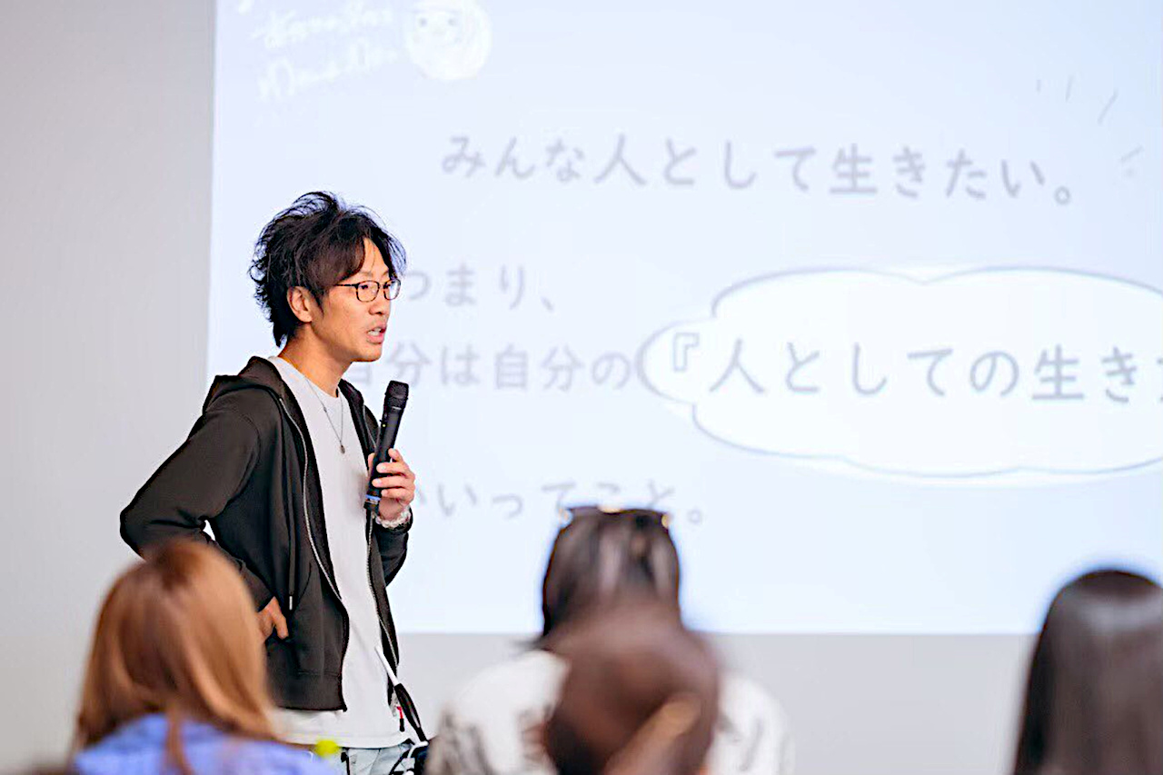 講演中の堀越さん