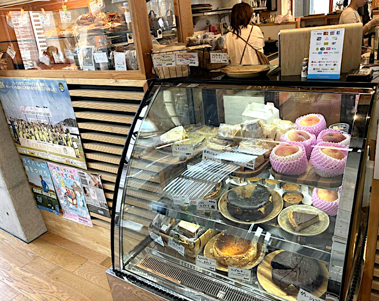 ショーケースの中のスイーツ