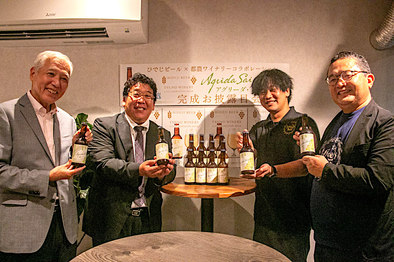 左から、みやざき発酵文化ネットワークの満元英明さん、宮崎ひでじビールの永野時彦社長、森翔太さん、金井大さん
