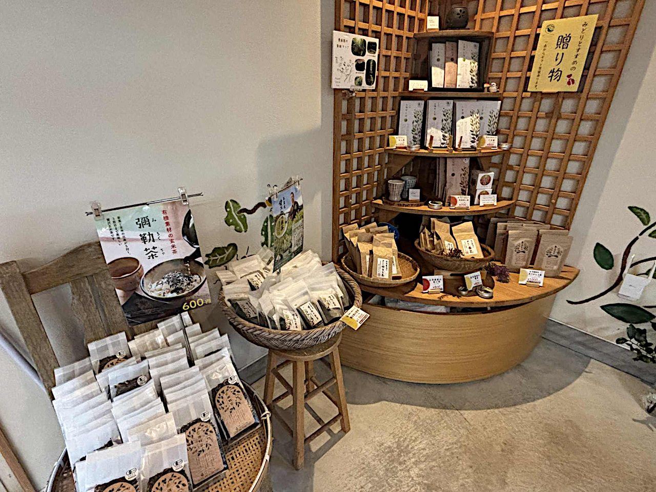 様々なお茶製品が並ぶ「みどりとすずめ」店内