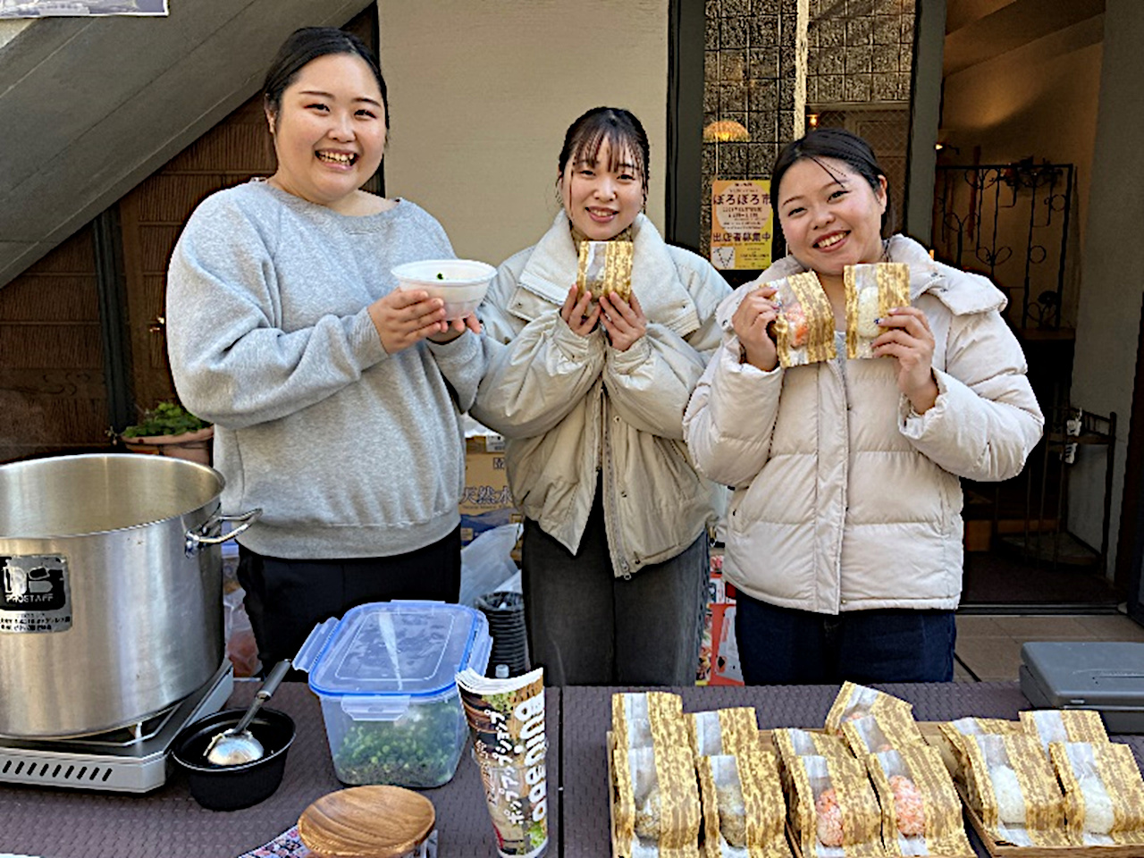 『よか晩』の近藤恵里奈さん(左)と