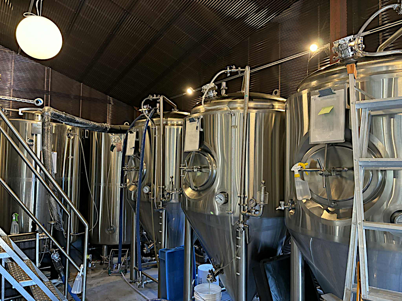 醸造タンクが並ぶ