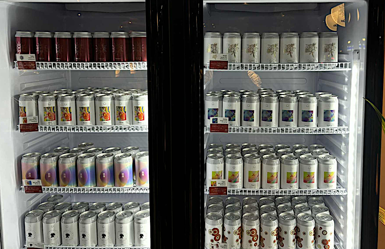 店内の冷蔵庫に並ぶ缶ビール