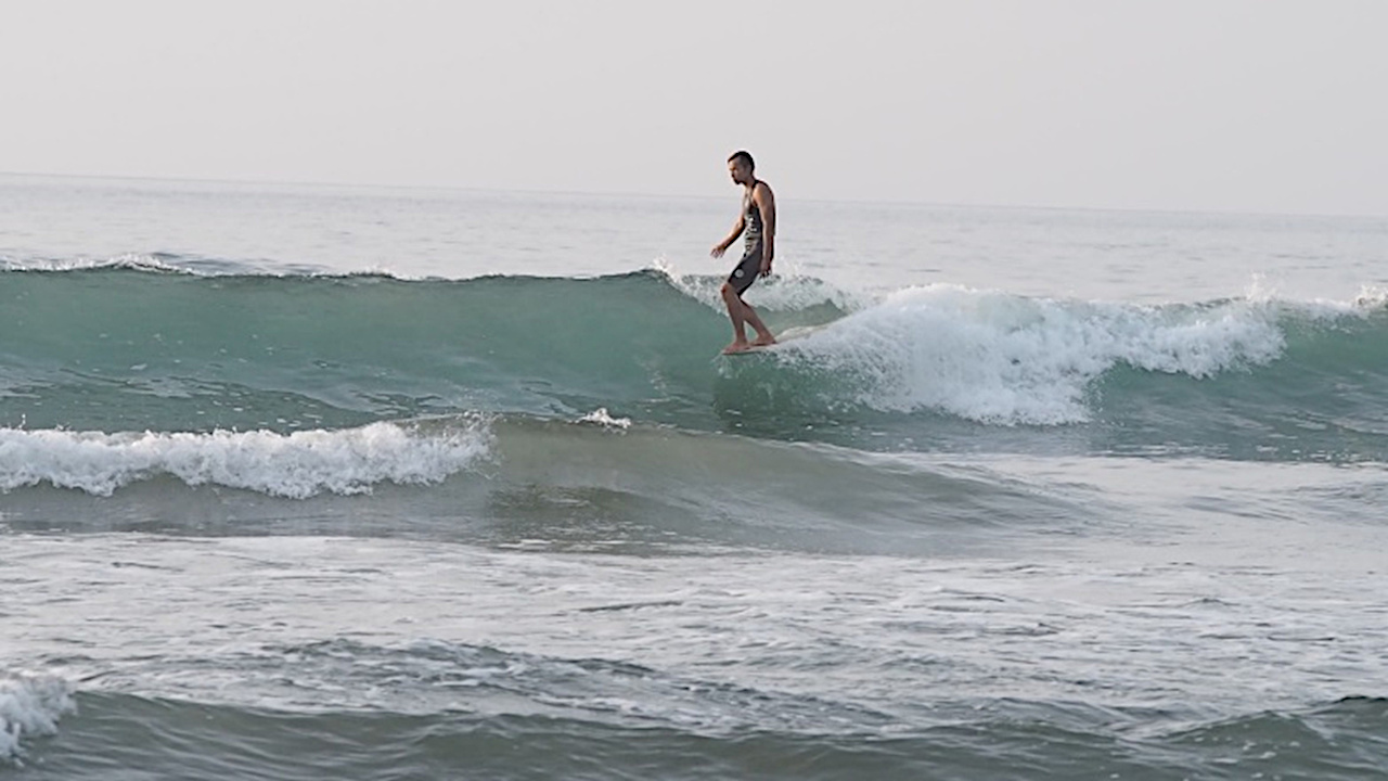 サーフィンを楽しむ臼井さん