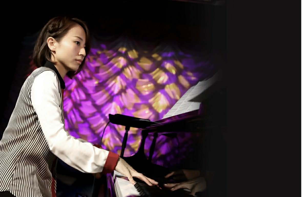 ピアノ演奏中の高木梢さん