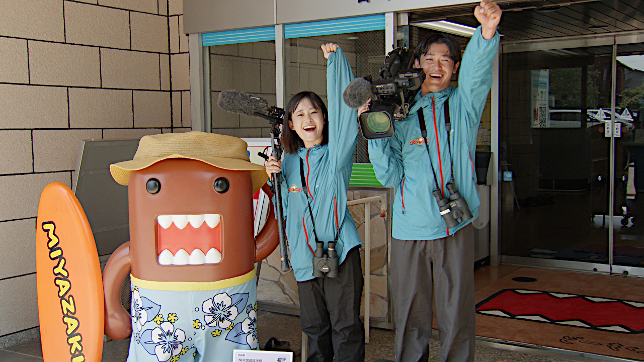 佐々木帆南ディレクター(左)と畑谷和毅カメラマン(右)