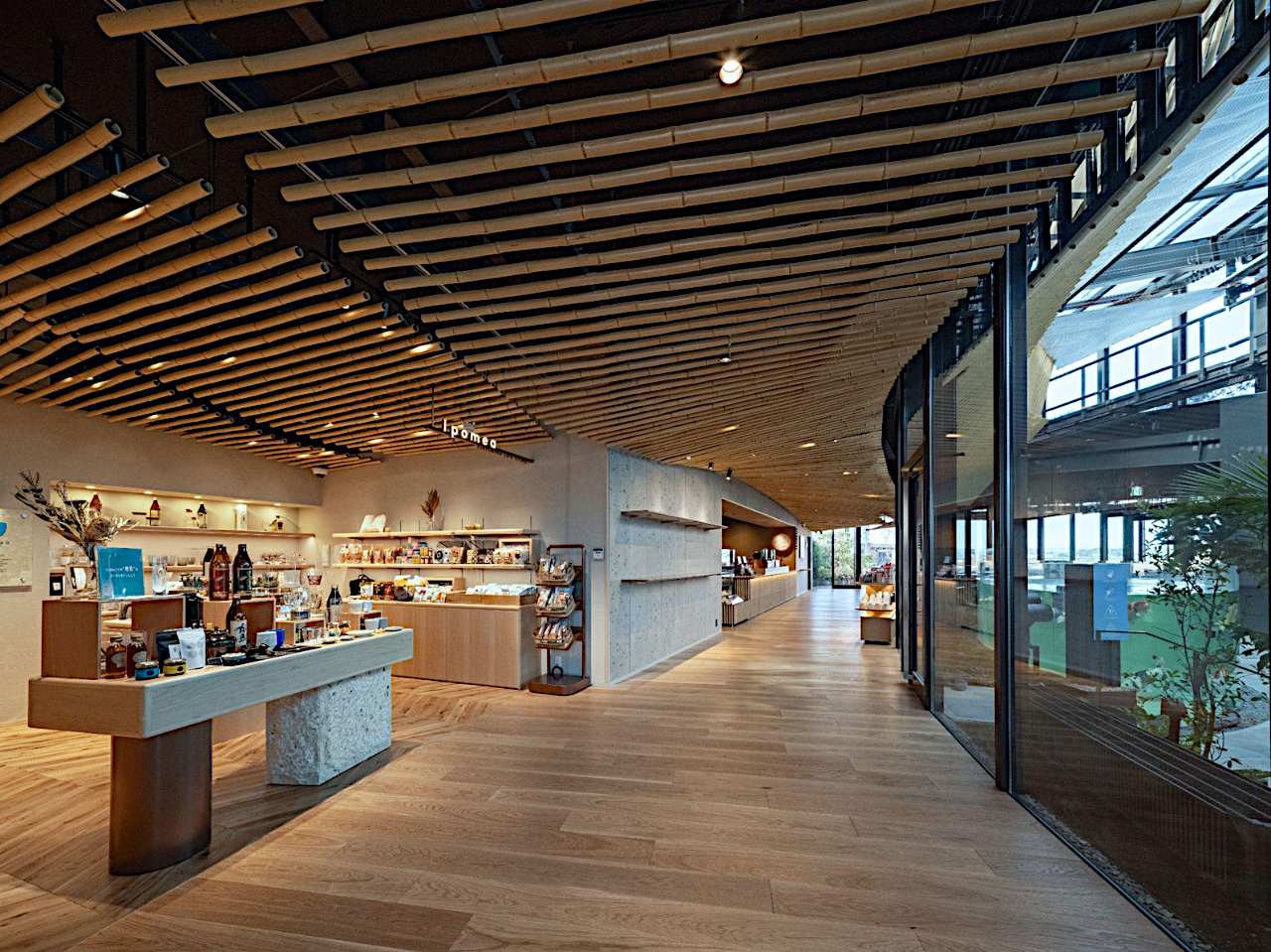 晒竹が印象的なエントランス