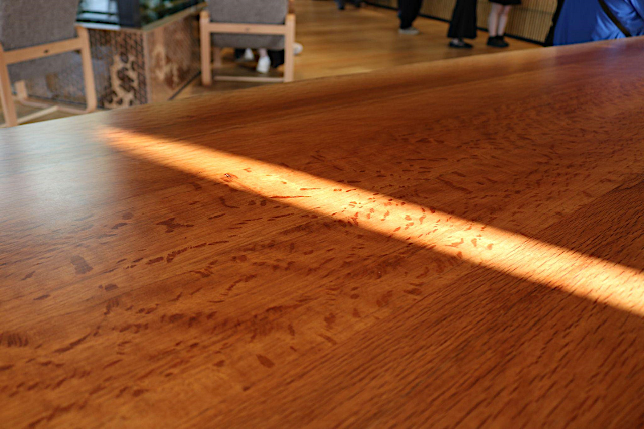 テーブルに落ちる一筋の光