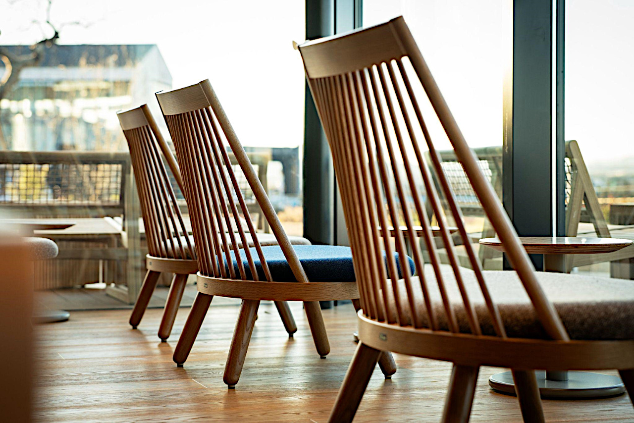 木製の椅子