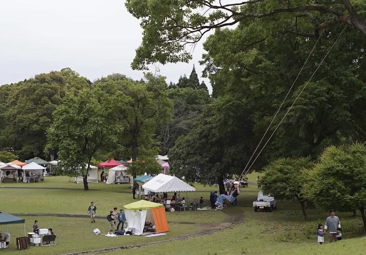自然に囲まれた会場には、大きなブランコも