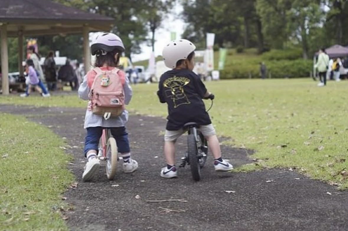 キックバイクで遊ぶ子どもたち