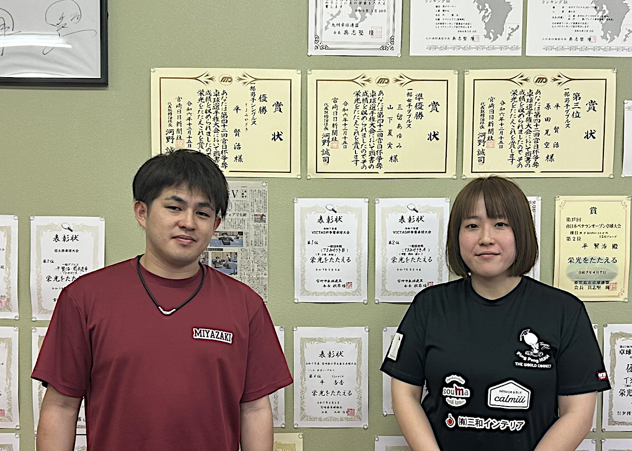 平賢治監督(左)と三留あゆみコーチ(右)