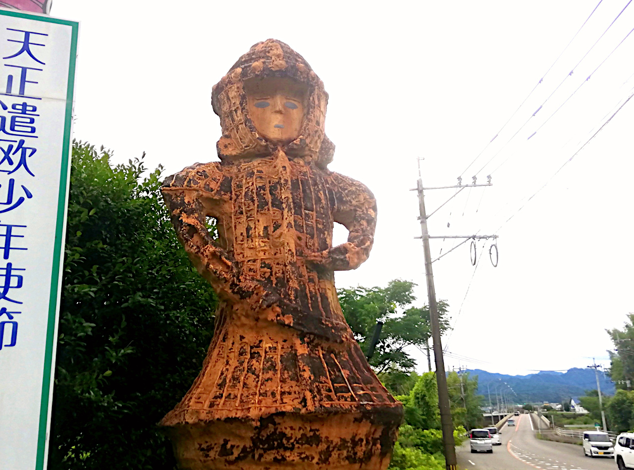 西都市の入口に立つ巨大埴輪