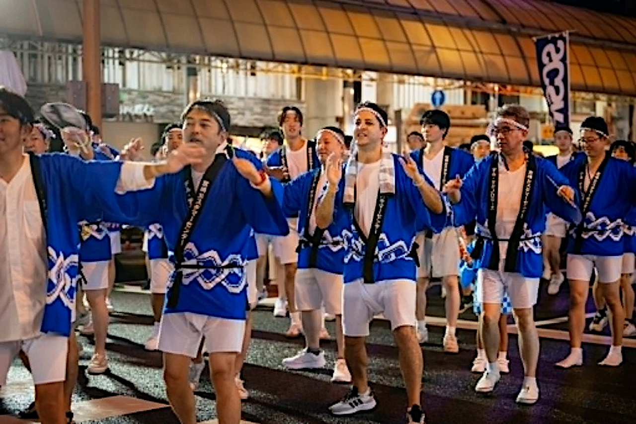 市民総踊りの一場面