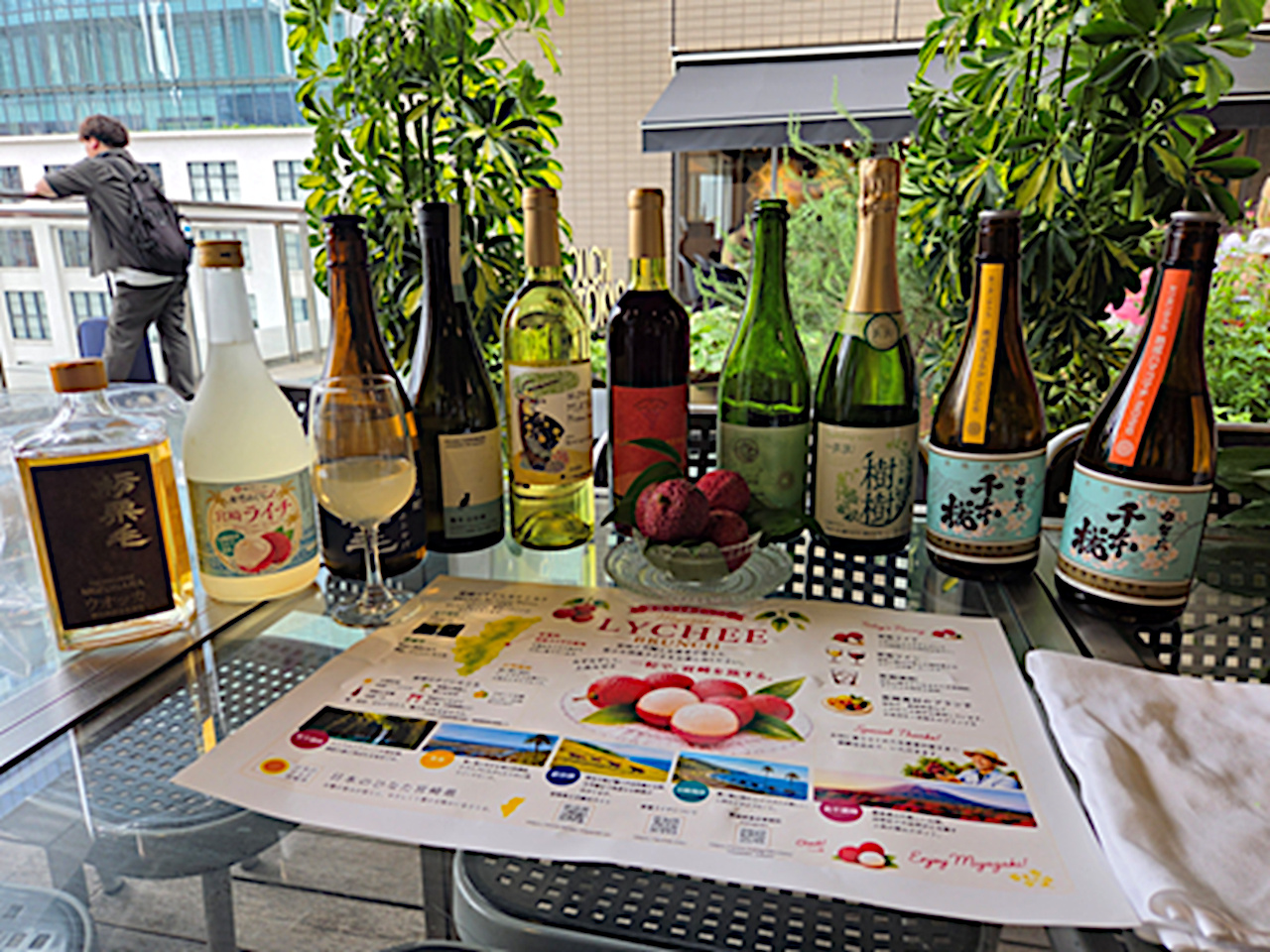 宮崎県産のワインや焼酎のボトルが並ぶ