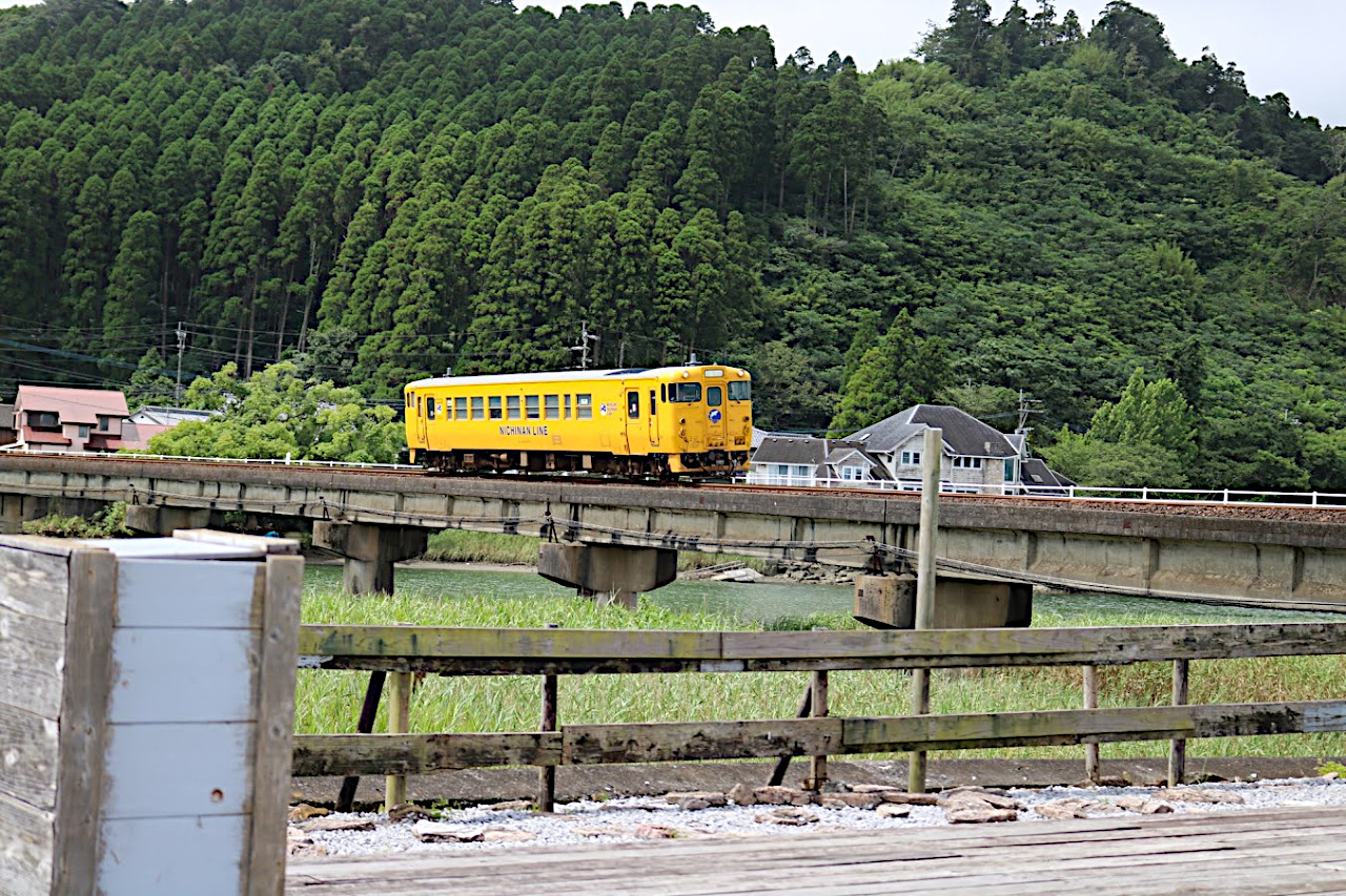 JR日南線の黄色い車両