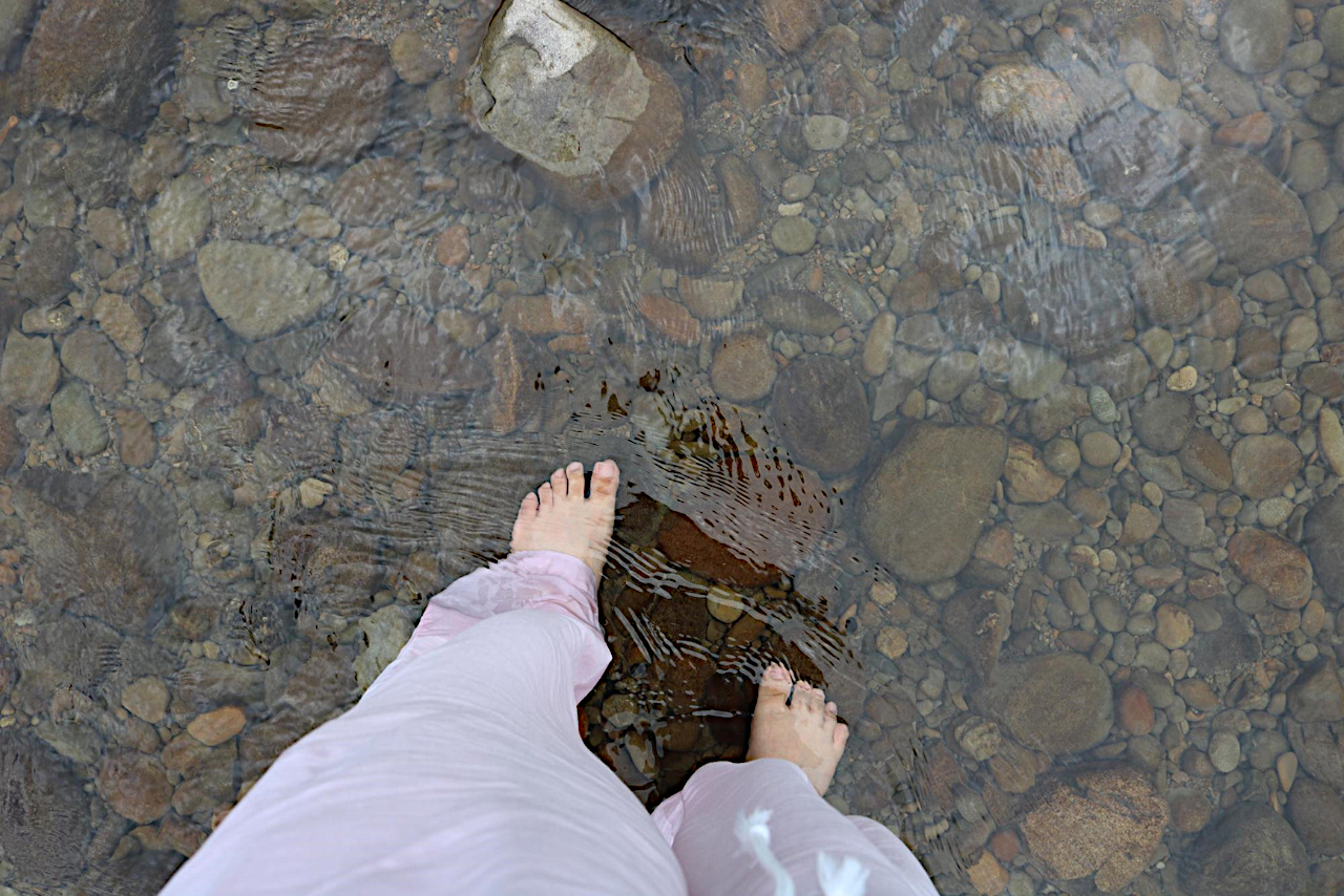 足を川にひたすと気持ちよい