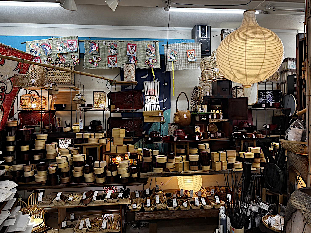 店内に所狭しと商品が並ぶ