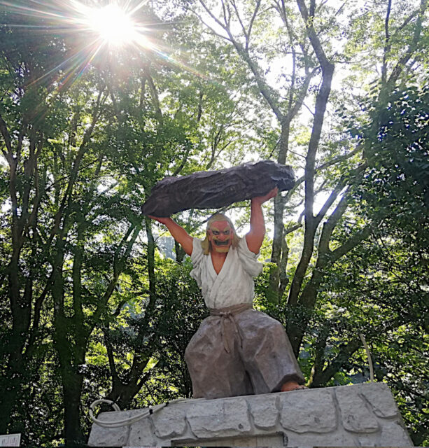 天岩戸神社のタヂカラオ像
