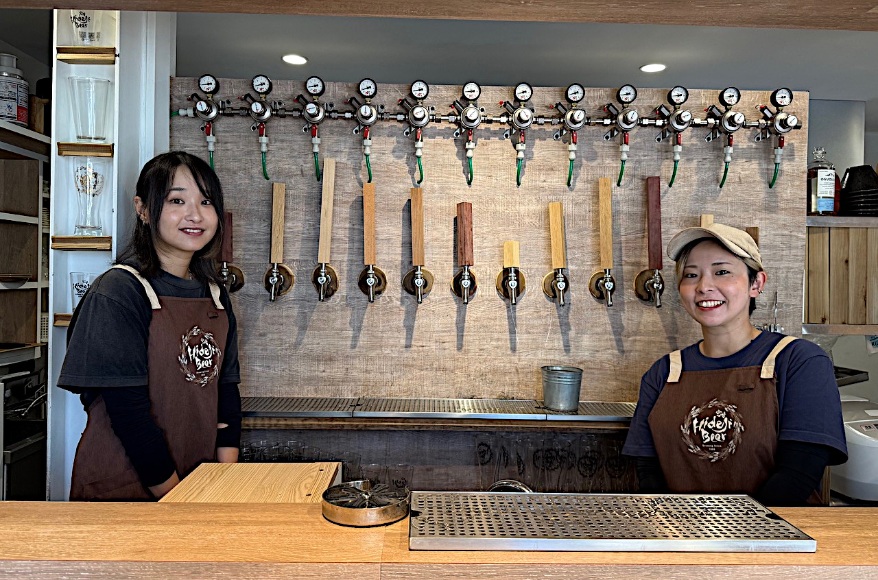 緒方萌香店長(右)と橋口鈴鹿さん(左)
