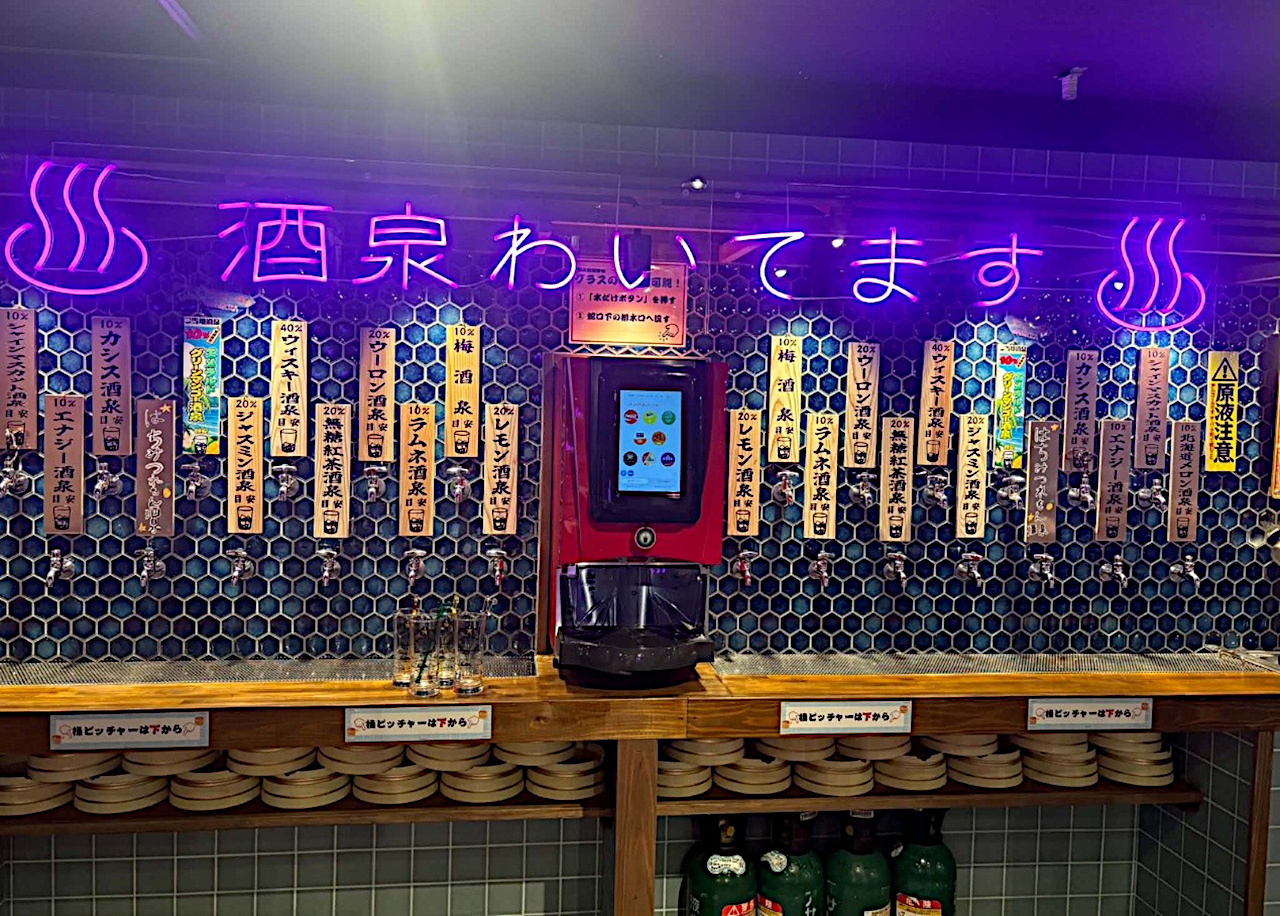 壁面にずらりと並ぶ蛇口
