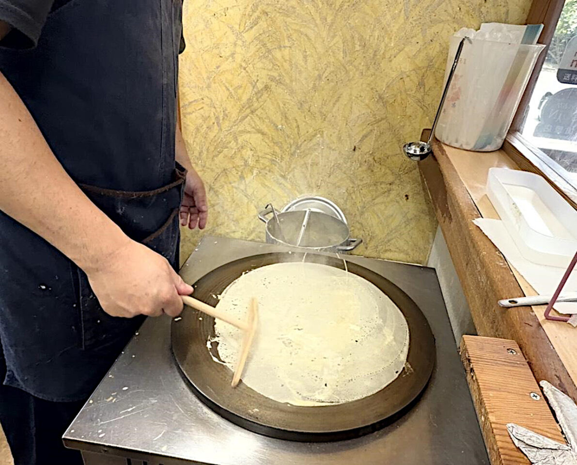 クレープを焼く山本さん