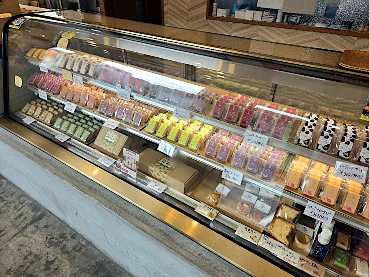 ショーケースに並ぶ商品